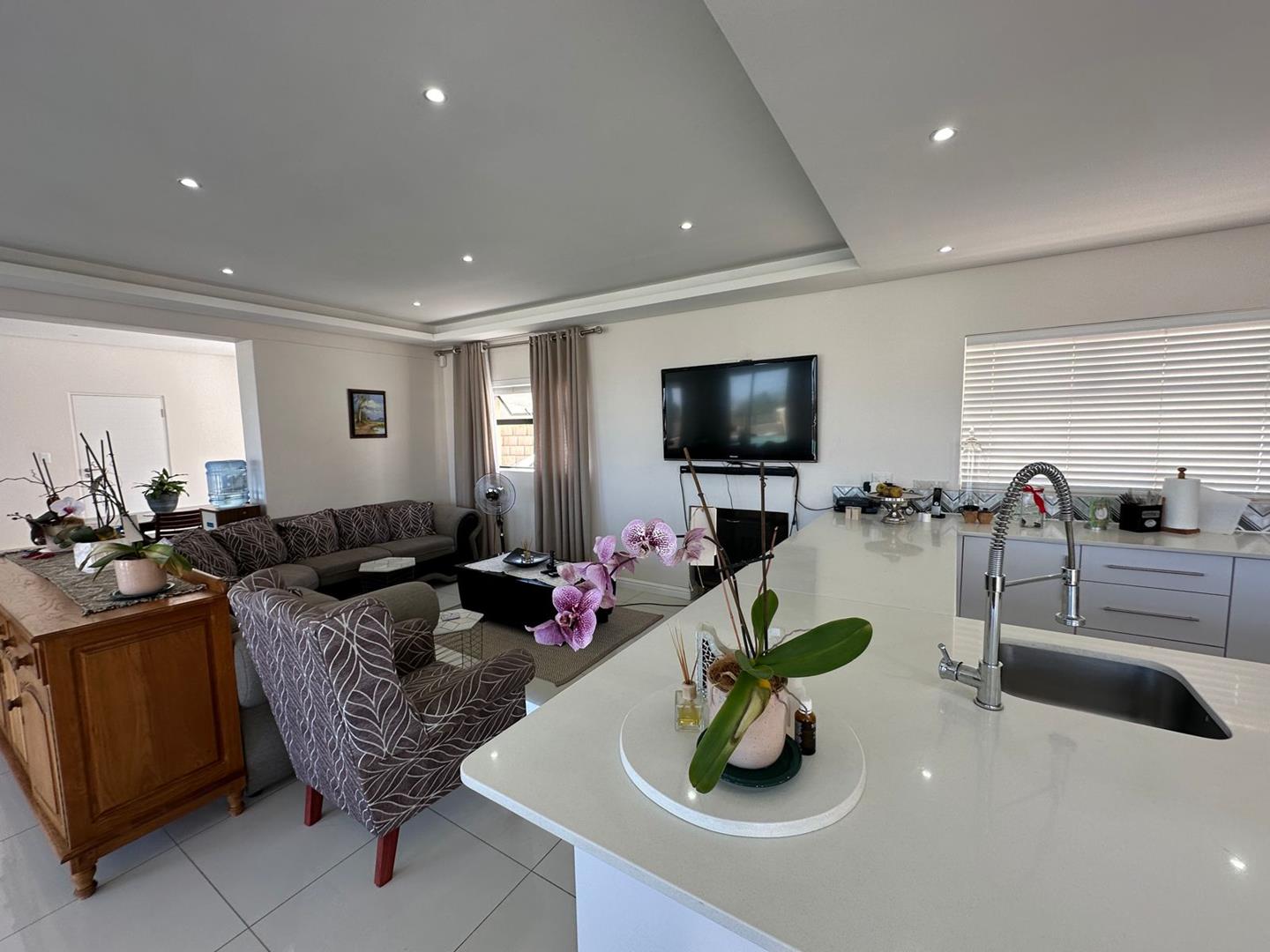 5 Bedroom Property for Sale in Mountainside Western Cape